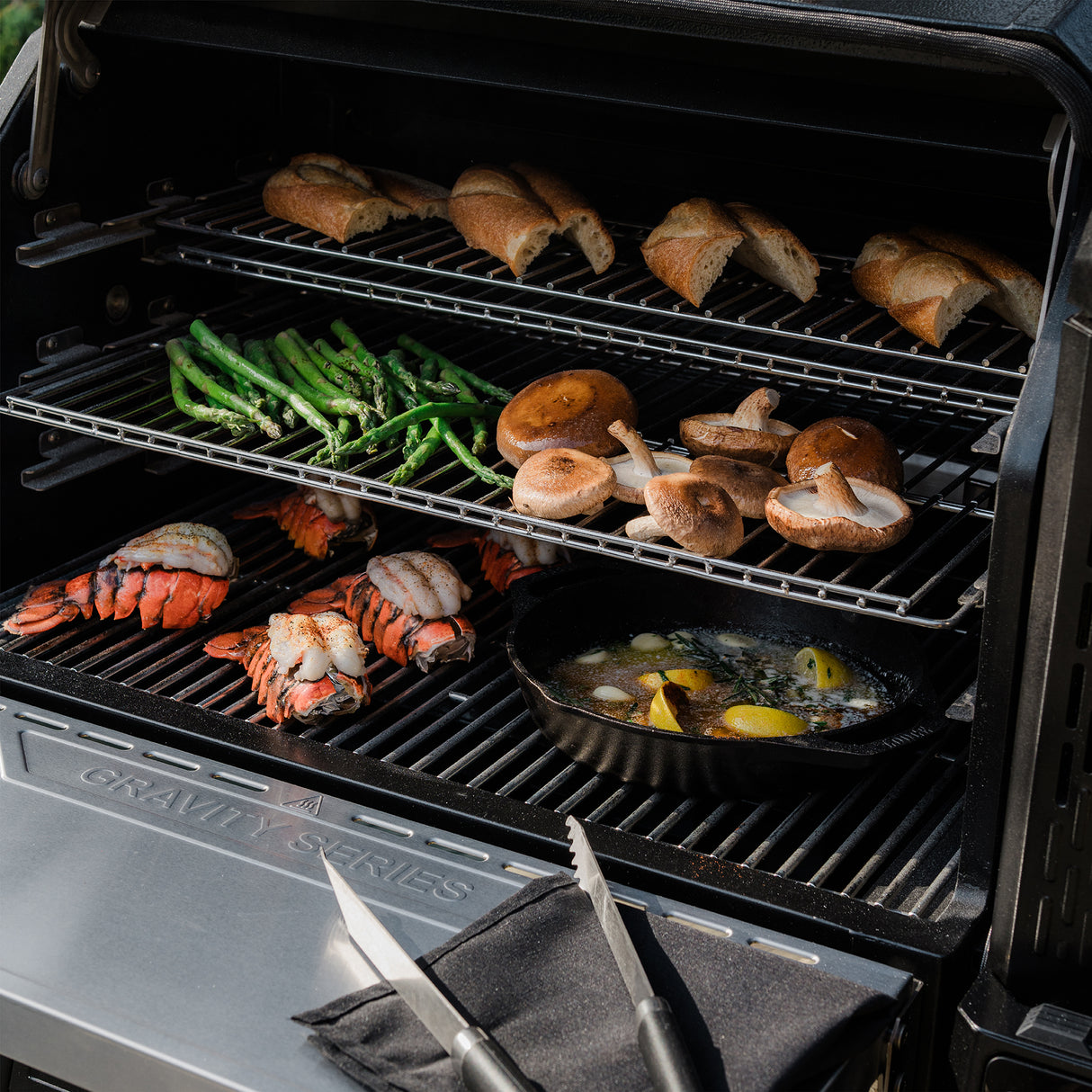 Masterbuilt® - Gravity Series™ 1150 Digital Charcoal BBQ & Smoker