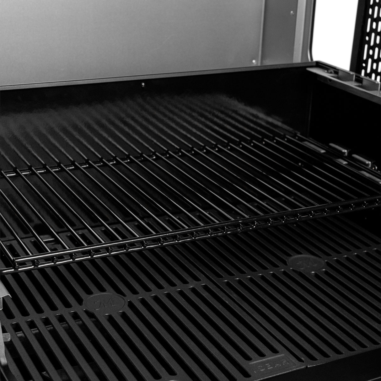 Masterbuilt® - Gravity Series™ 600 Digital Charcoal BBQ & Smoker